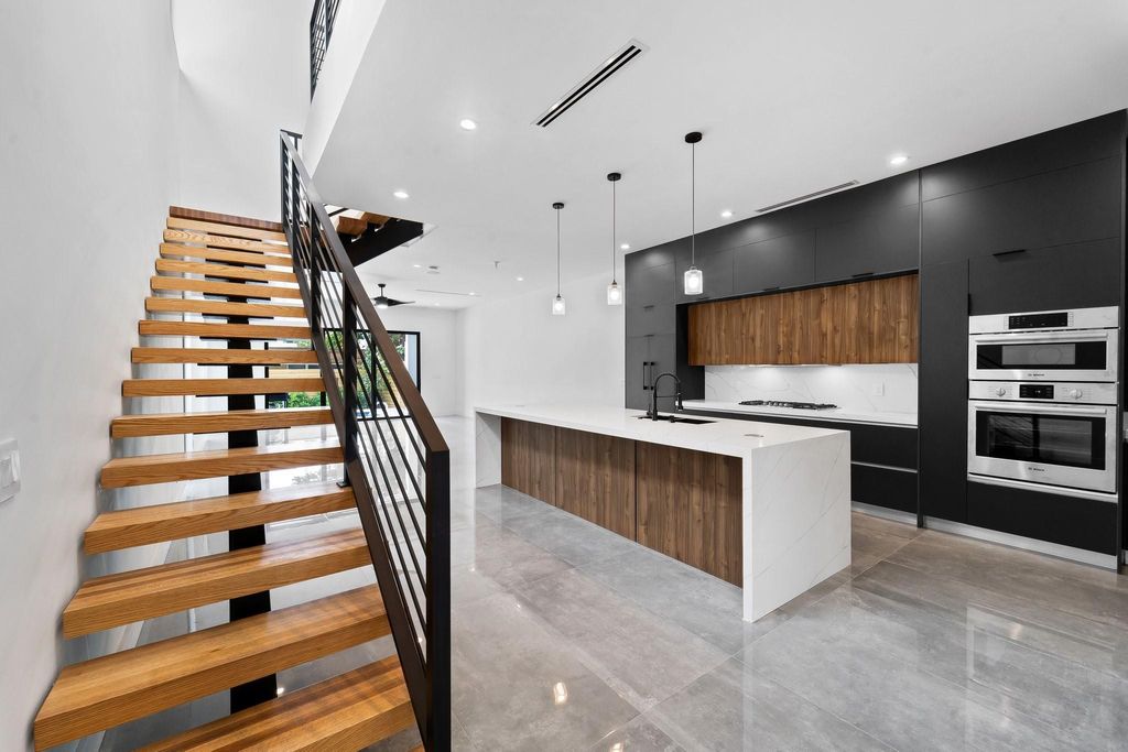 Photo of 312 NE 14th Ave #B, Fort Lauderdale, FL 33301 (MLS # F10386887)