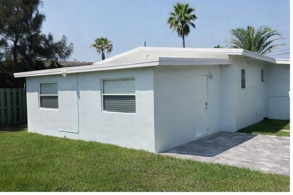 Photo of 621 NE 3rd Avenue, Delray Beach, FL 33444 (MLS # B26003685)