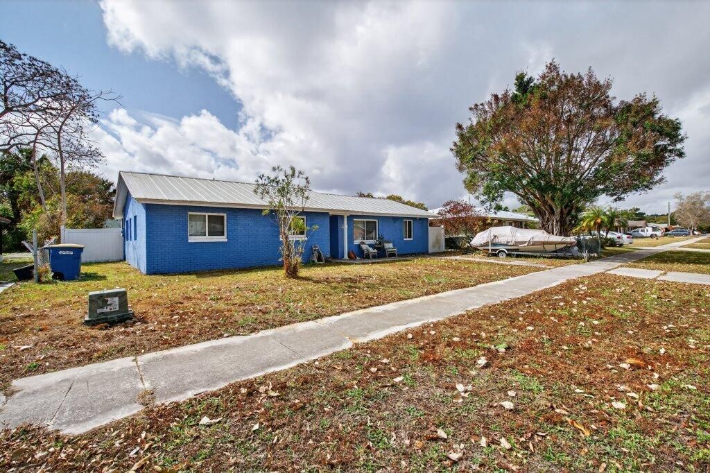 Photo of 3201 Kentucky Avenue, Fort Pierce, FL 34947 (MLS # R11164852)