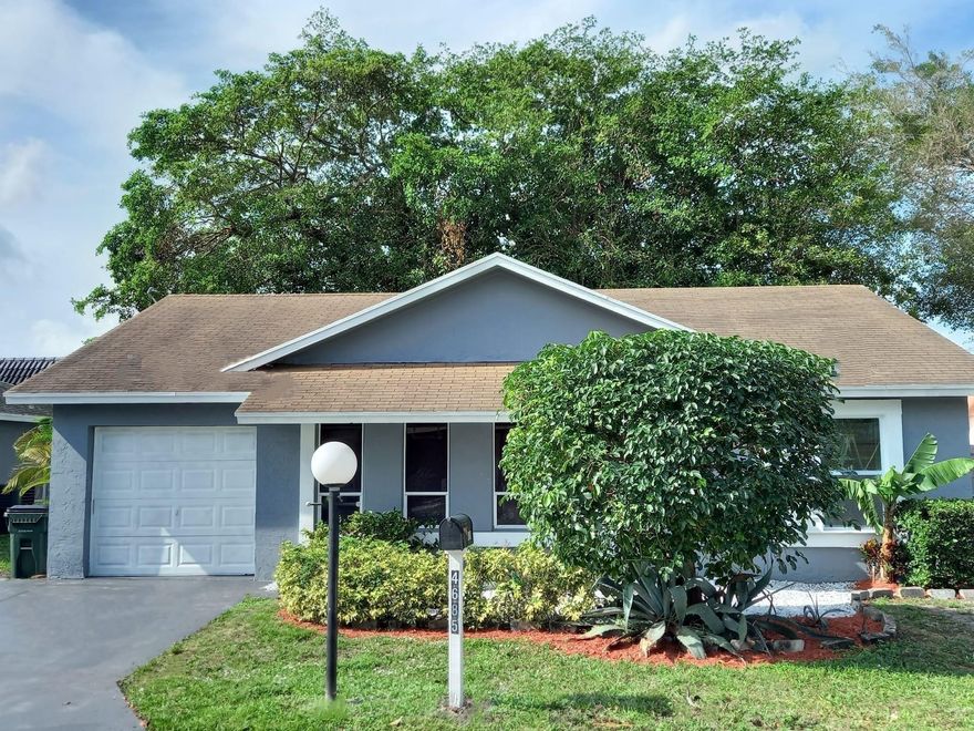 3BD 2 Bath Pets friendly fully renovated single House like new marbles floors new kitchen with a 1-car garage , Fully fenced backyard with Gazebo seating area in a Quiet neighborhood Ideally located close to I-95 The beach, downtown Delray, and Vibrant Atlantic Ave.