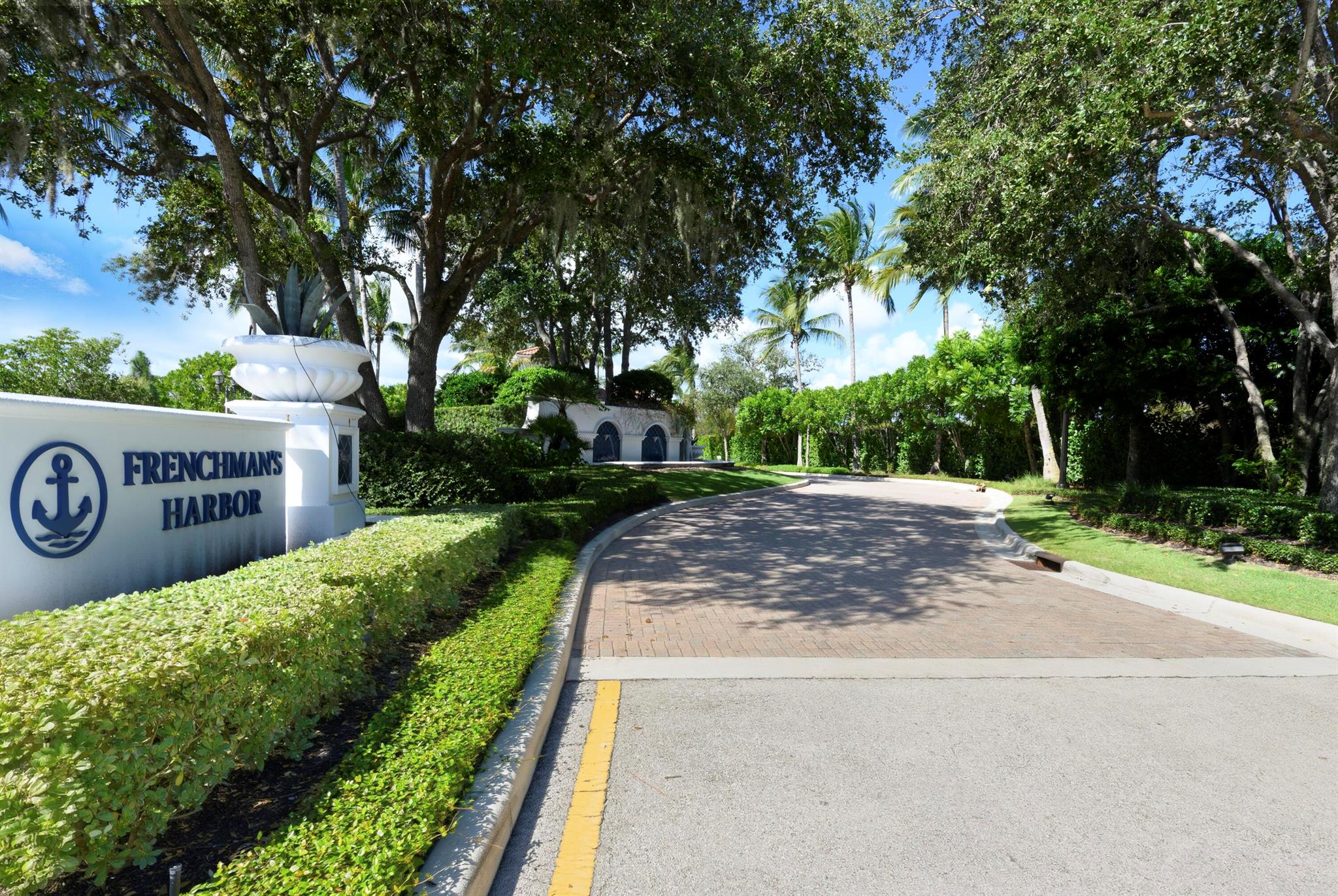 CARRIAGE HOMES AT FRENCHM - Residential