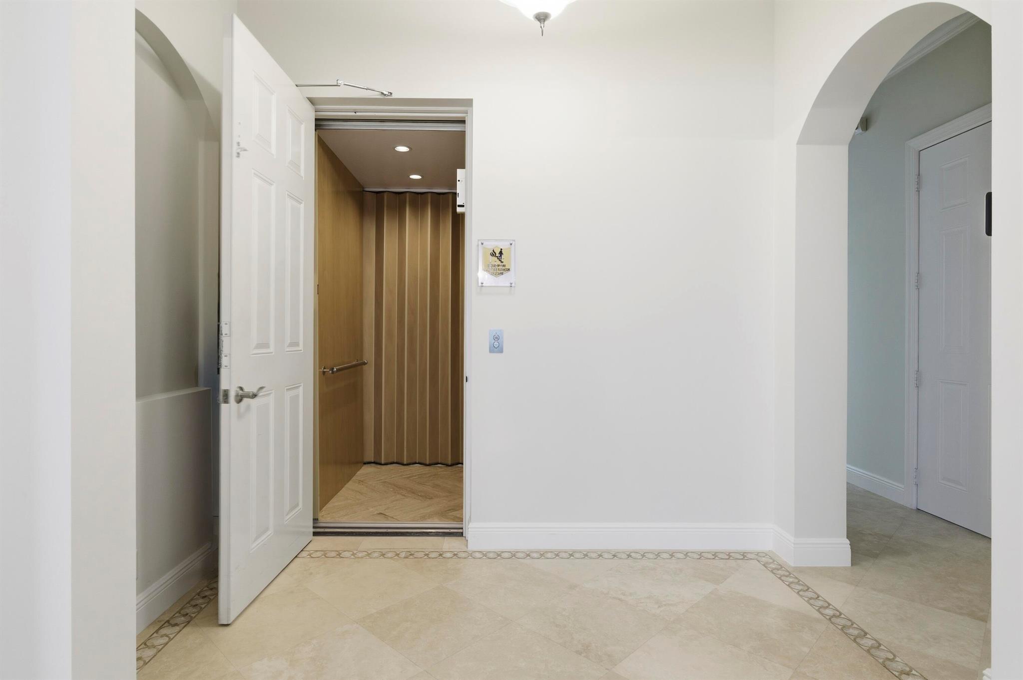 CARRIAGE HOMES AT FRENCHM - Residential