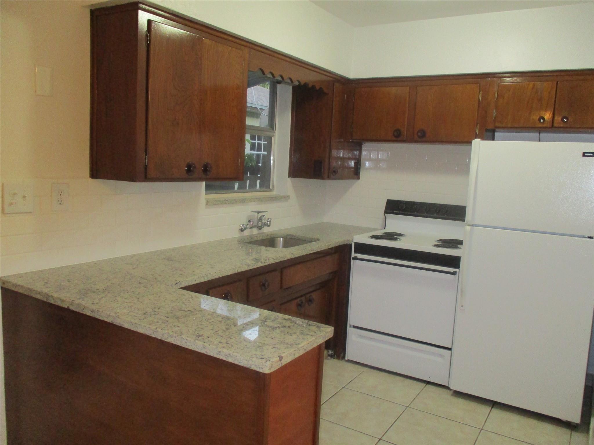 NICE GARDEN STYLE 1/1 WITH NEUTRAL TILE THROUGHOUT, OPEN KITCHEN, NEW GRANITE COUNTER AND WOOD CABINETS, FRESHLY PAINTED, LOTS OF CLOSET SPACE, COVERED PATIO IN THE BACK, AND FREE LAUNDRY FACILITIES. SMALL AND QUIET COMPLEX IN A GREAT LOCATION!