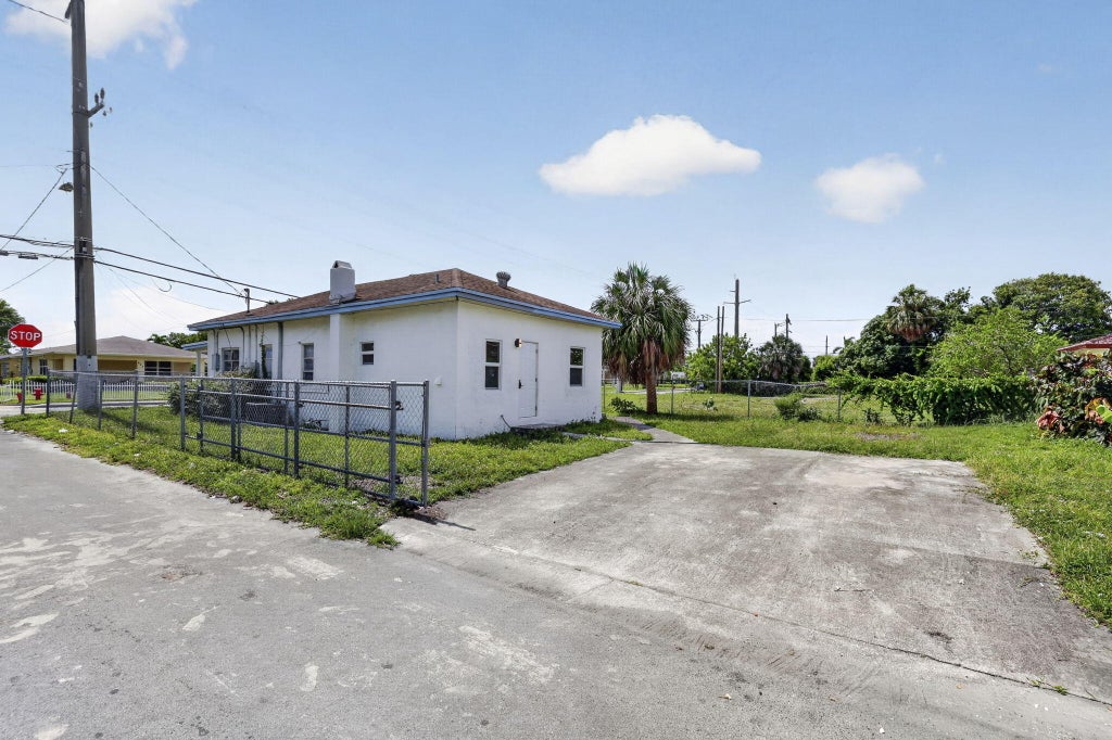 Photo of 621 NW 3rd Avenue, Pompano Beach, FL 33060 (MLS # B26044656)