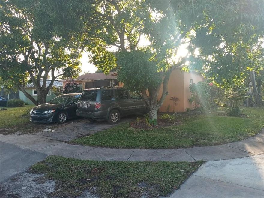 LARGE CORNER LOT WITH NEWER KITCHEN. GARAGE CONVERTED TO MASTER BEDROOM AND BATHROOM. ROOF IS THREE YEARS OLD. BRAND NEW A/C AND DUCT WORK INSTALLED. FENCED YARD. HO HOA.