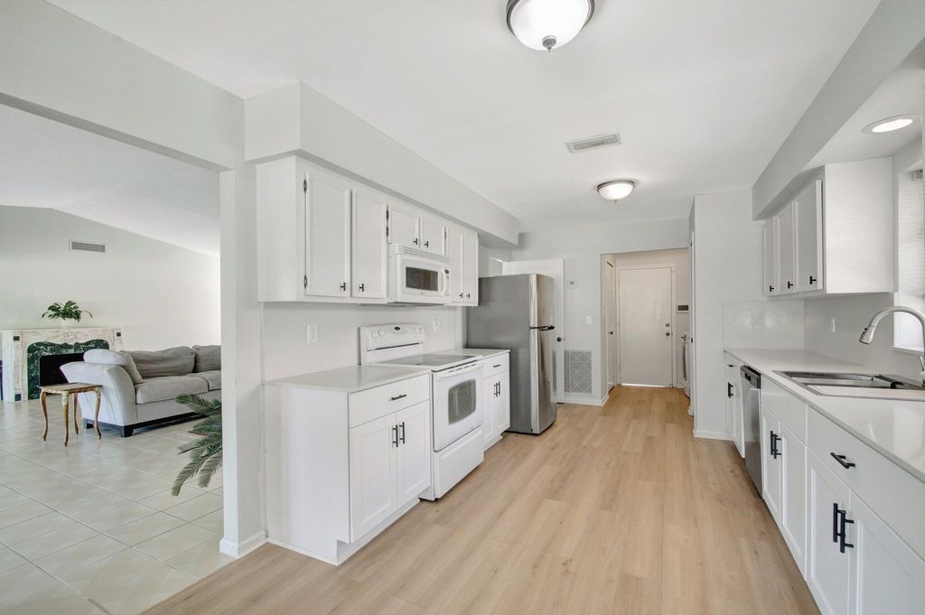 Photo of 10452 Green Trail Drive N, Boynton Beach, FL 33436 (MLS # R11098065)