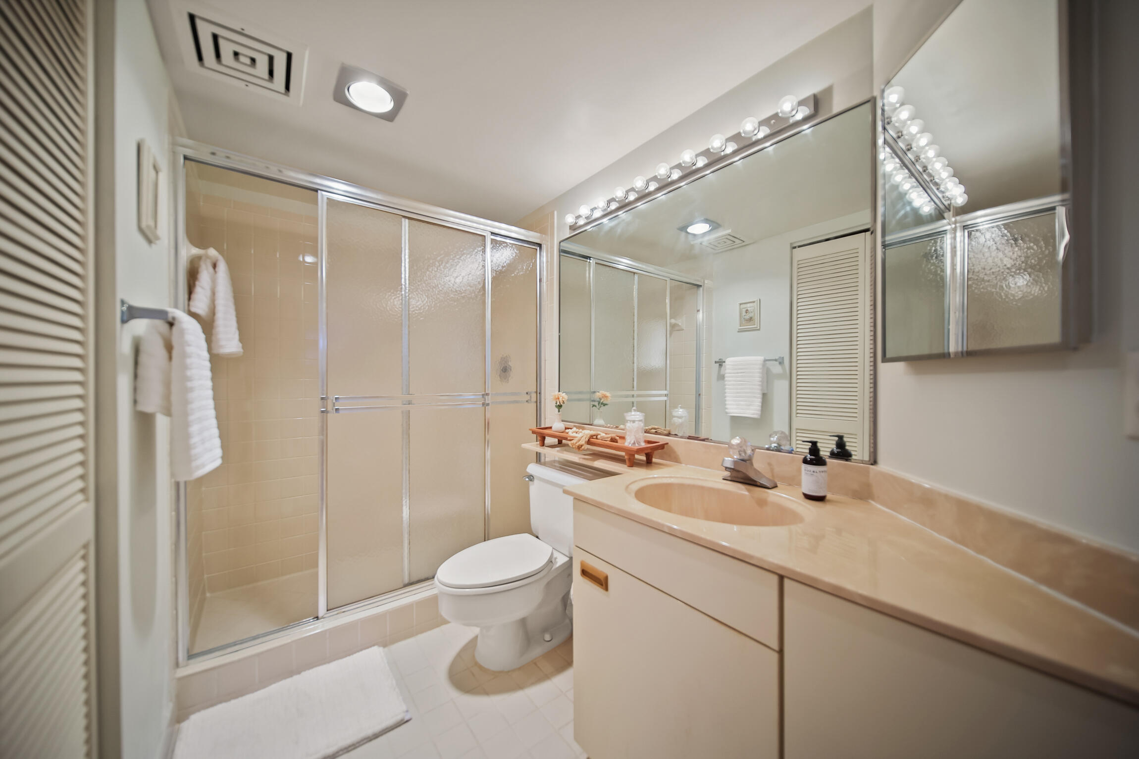 PRINCESS OF HUTCHINSON ISLAND - Residential