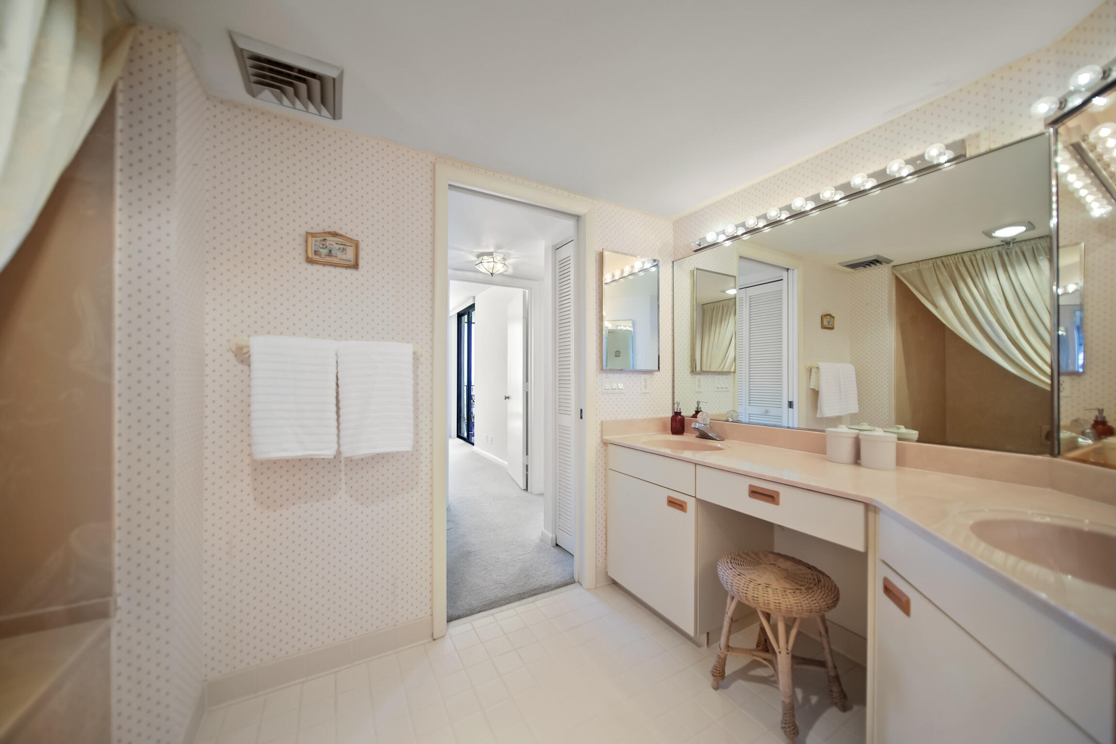 PRINCESS OF HUTCHINSON ISLAND - Residential