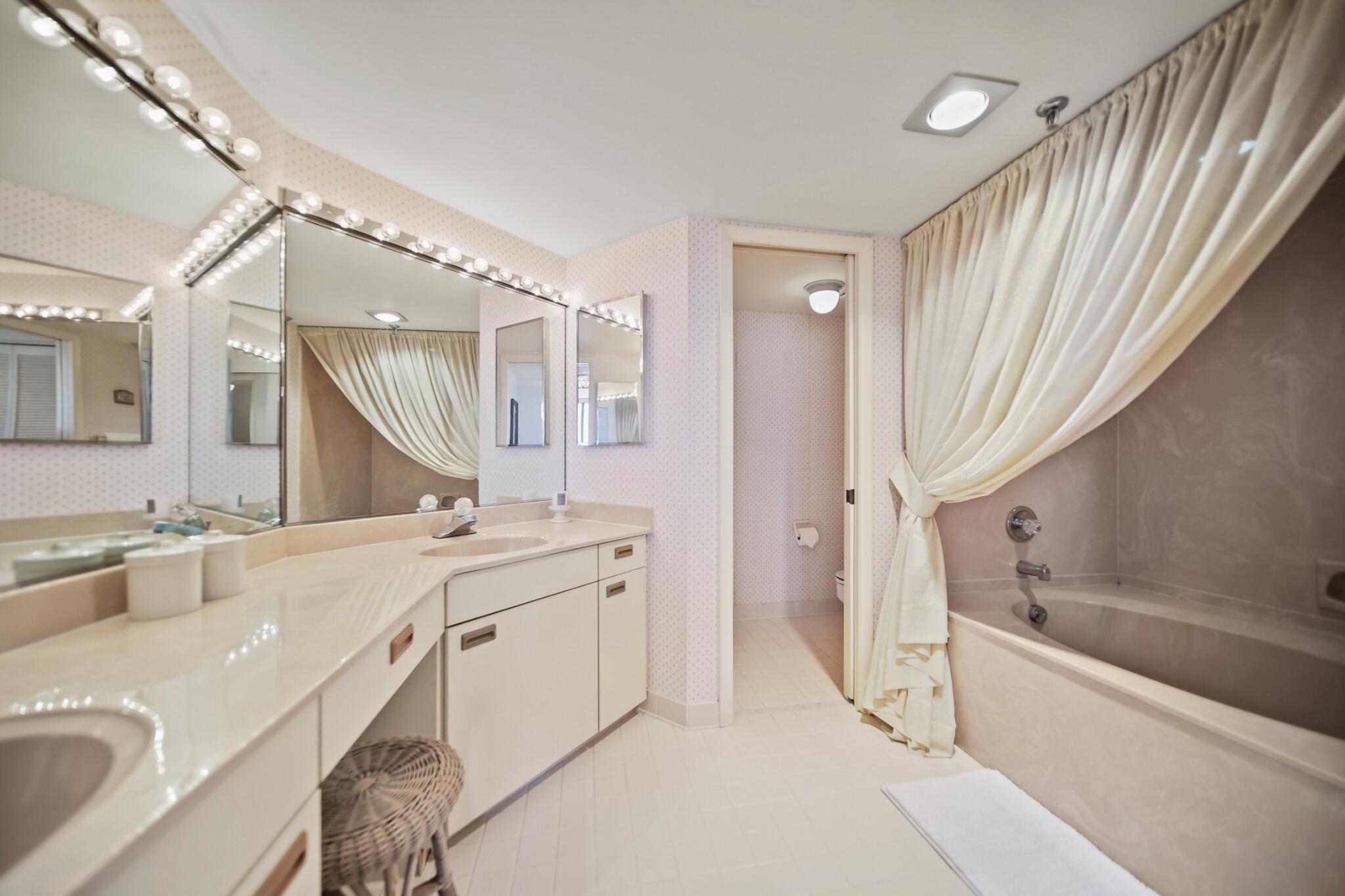 PRINCESS OF HUTCHINSON ISLAND - Residential