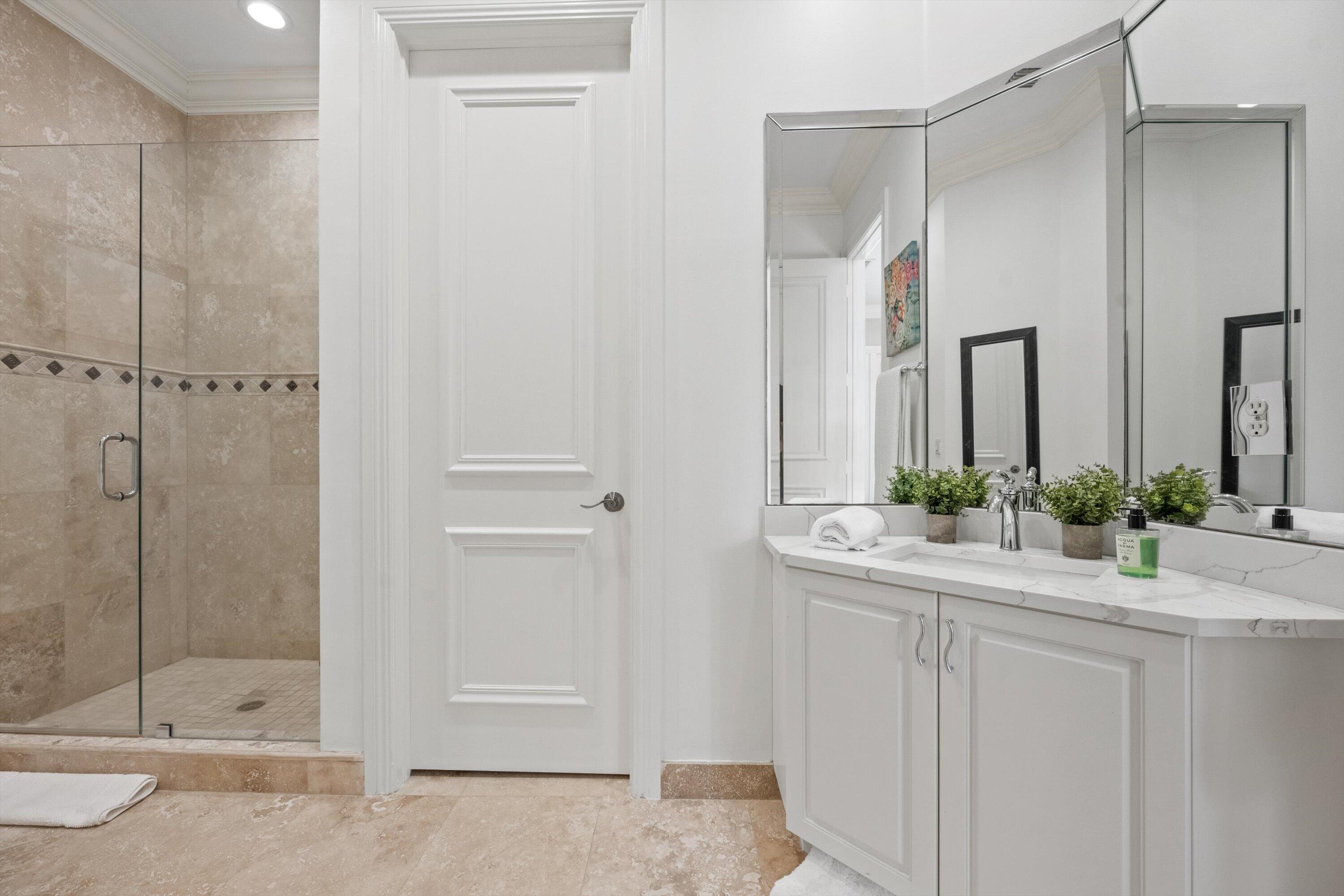 VERSAILLES - Residential Lease