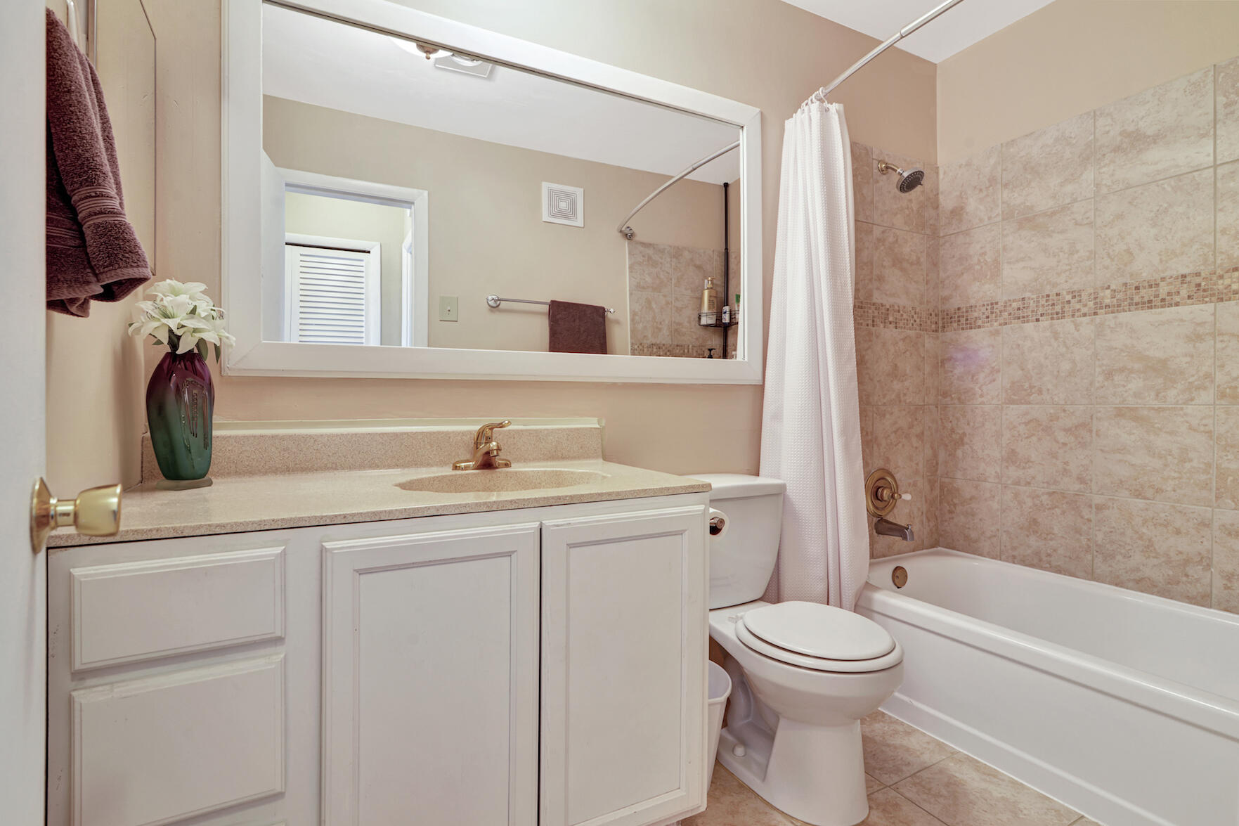 BOCA CAPRI CONDO APTS SLY 218 FT OF ELY 198.54 FT - Residential