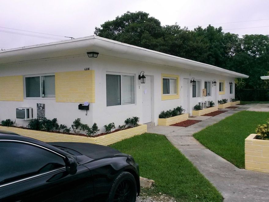 Beautifuuly renovated 1 bedroom 1 bathroom unit awaits its new tenant. Floors, kitchen and bathroom have all been renovated. Unit has natural light inside and grassy areas outside.