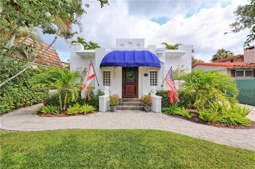 Short Term / Seasonal Furnished cozy house, located in downtown Fort Lauderdale near Las Olas Blvd, Colee Hammock offers charm and convenience. This property features 3 beds, 2 baths, 9' ceilings, custom moldings, a decorative fireplace, renovated kitchen with stainless steel appliances, a spacious master suite, hardwood floors, plantation shutters, and a private backyard. Utilities are not included. Best location: 2 blocks from Las Olas with all the entertainment, best restaurants, and shopping! Nearest schools: Harbordale Elementary School, Sunrise Middle School, Fort Lauderdale High School, Bethany Christian School, St. Anthony School, Murl Windsor Academy, South Florida Montessori Academy & Trinity Academy.