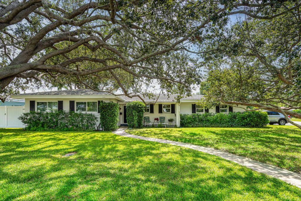 Photo of 106 Heather Lane, Delray Beach, FL 33444 (MLS # R11031568)