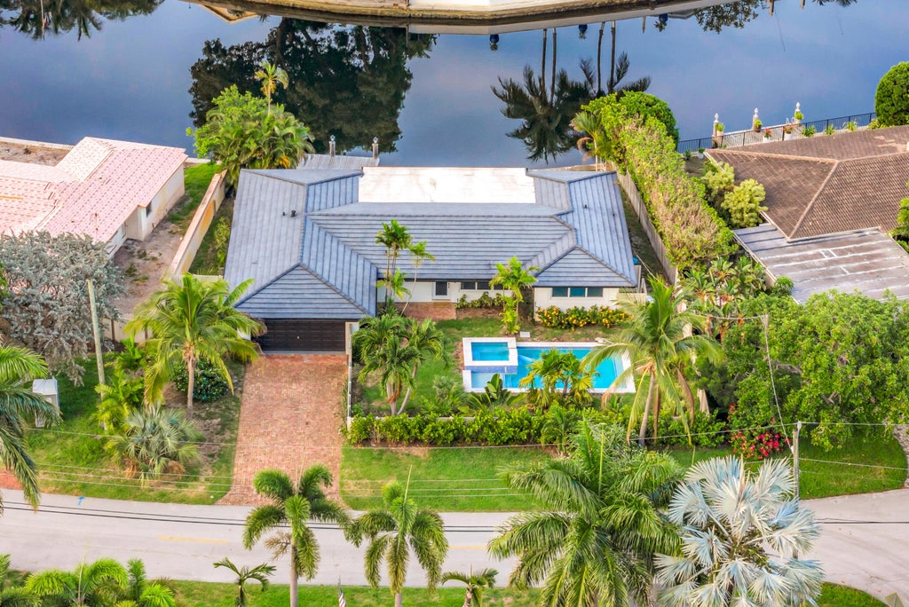 Photo of 1981 CORAL GARDENS Drive, Wilton Manors, FL 33306 (MLS # B26072676)