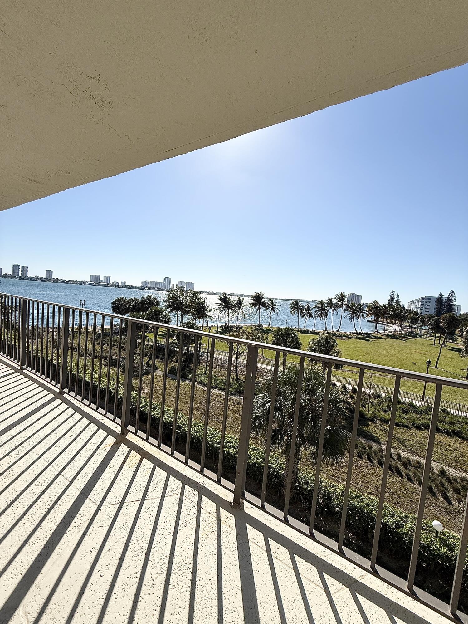 Lake Harbour Towers Condo - Residential