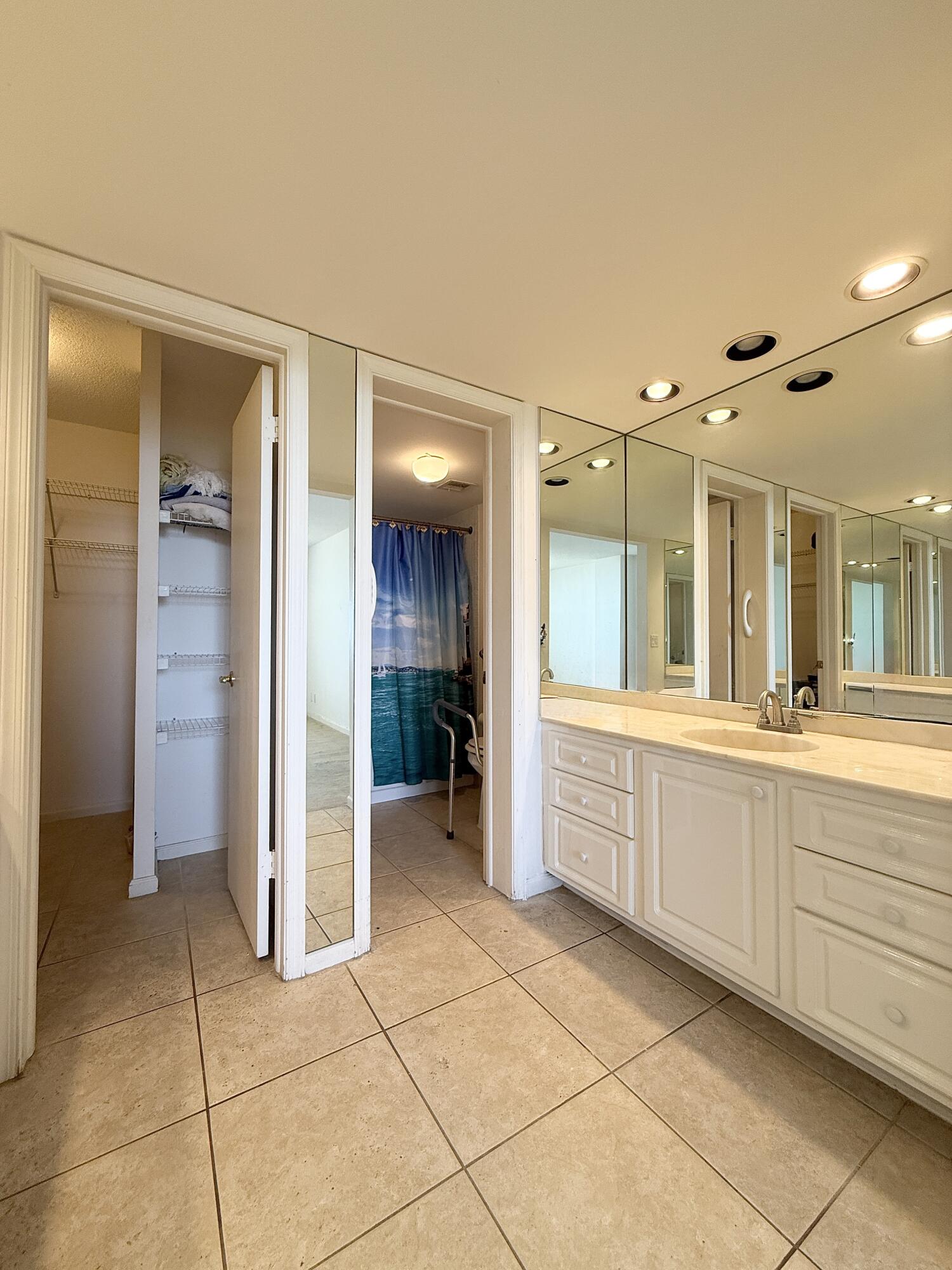 Lake Harbour Towers Condo - Residential