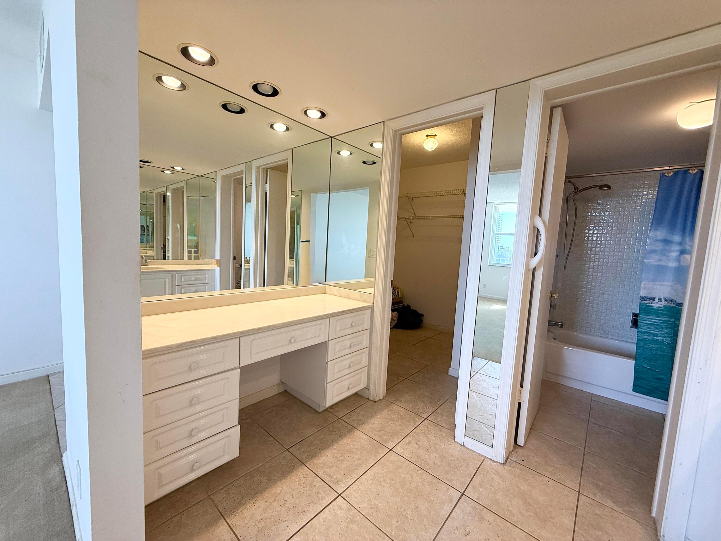 Lake Harbour Towers Condo - Residential