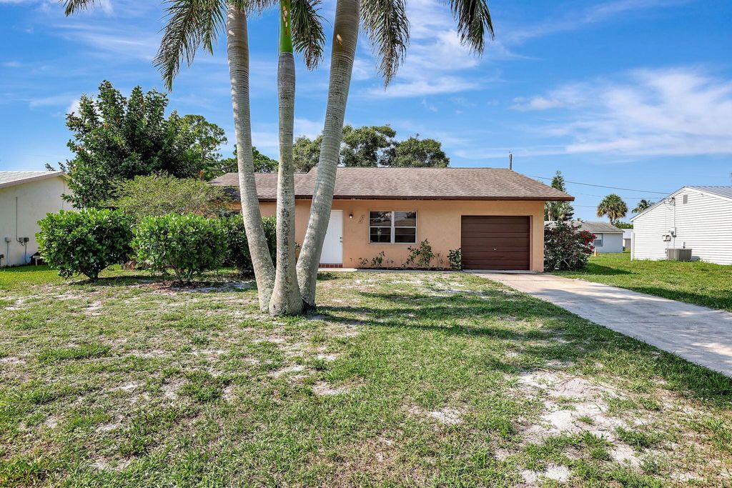 Photo of 916 SE 8th Street, Stuart, FL 34994 (MLS # R10973307)