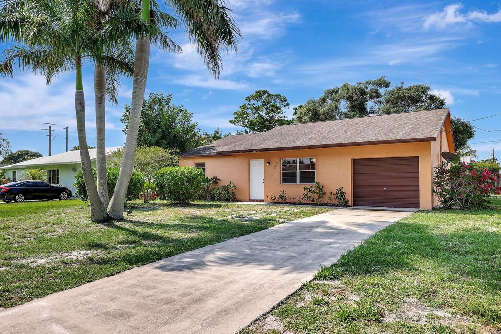 Photo of 916 SE 8th Street, Stuart, FL 34994 (MLS # R10973307)