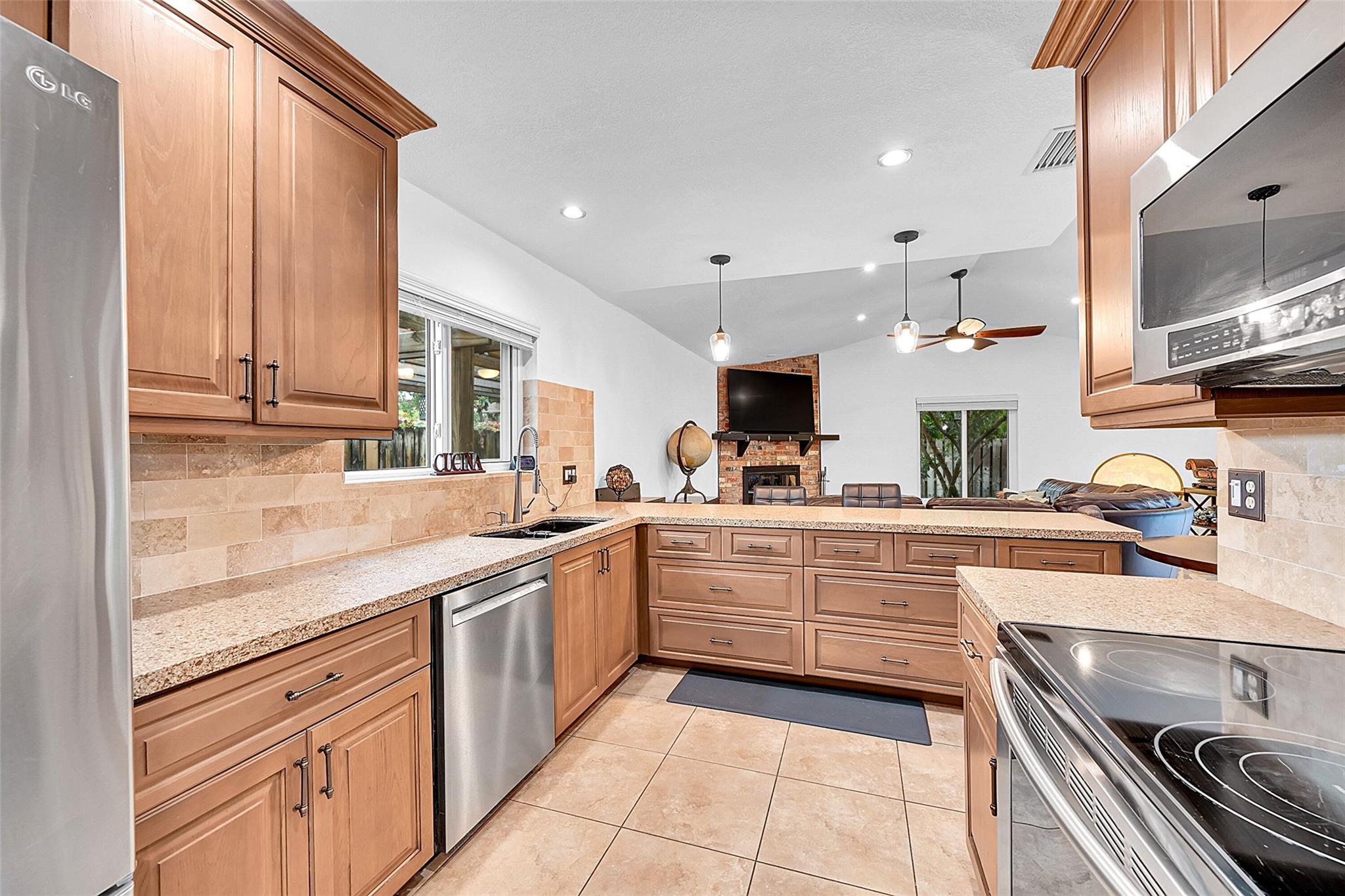 7105 NW 40th St