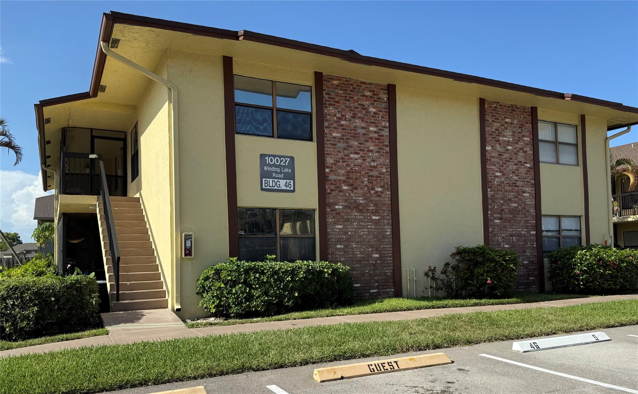 Spacious condominium, 2 bedrooms and 2 bathrooms, located in a residential neighbourhood in Sunrise, This Condominium has washer and dryer in the Unit, also has a walking closet in the master Bedroom.
Enjoy the community pool, tennis, close to Schools, basic cable included. Association approval required for this unfurnished home. Close to main roads, shopping, parks, restaurants and