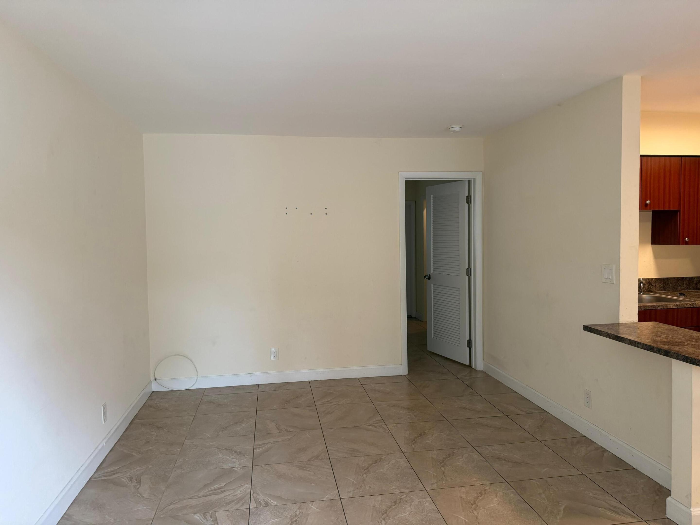 Lauderdale Park 6-33 1/2 - Residential Lease