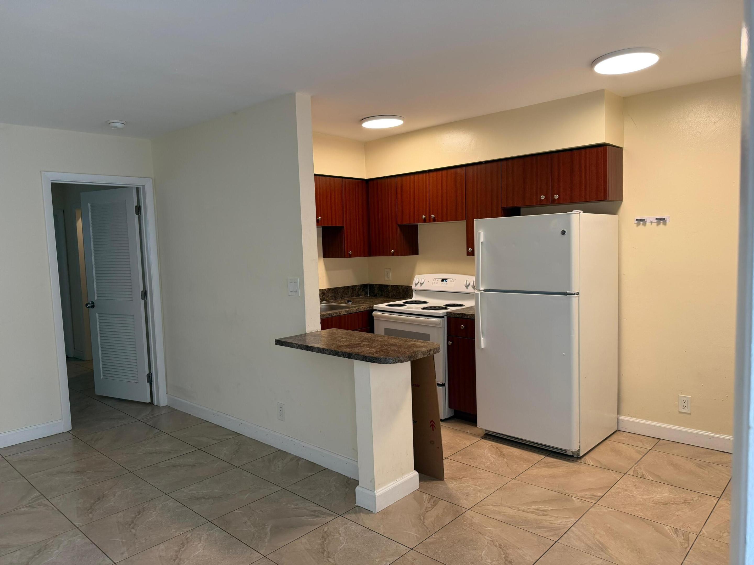 Lauderdale Park 6-33 1/2 - Residential Lease