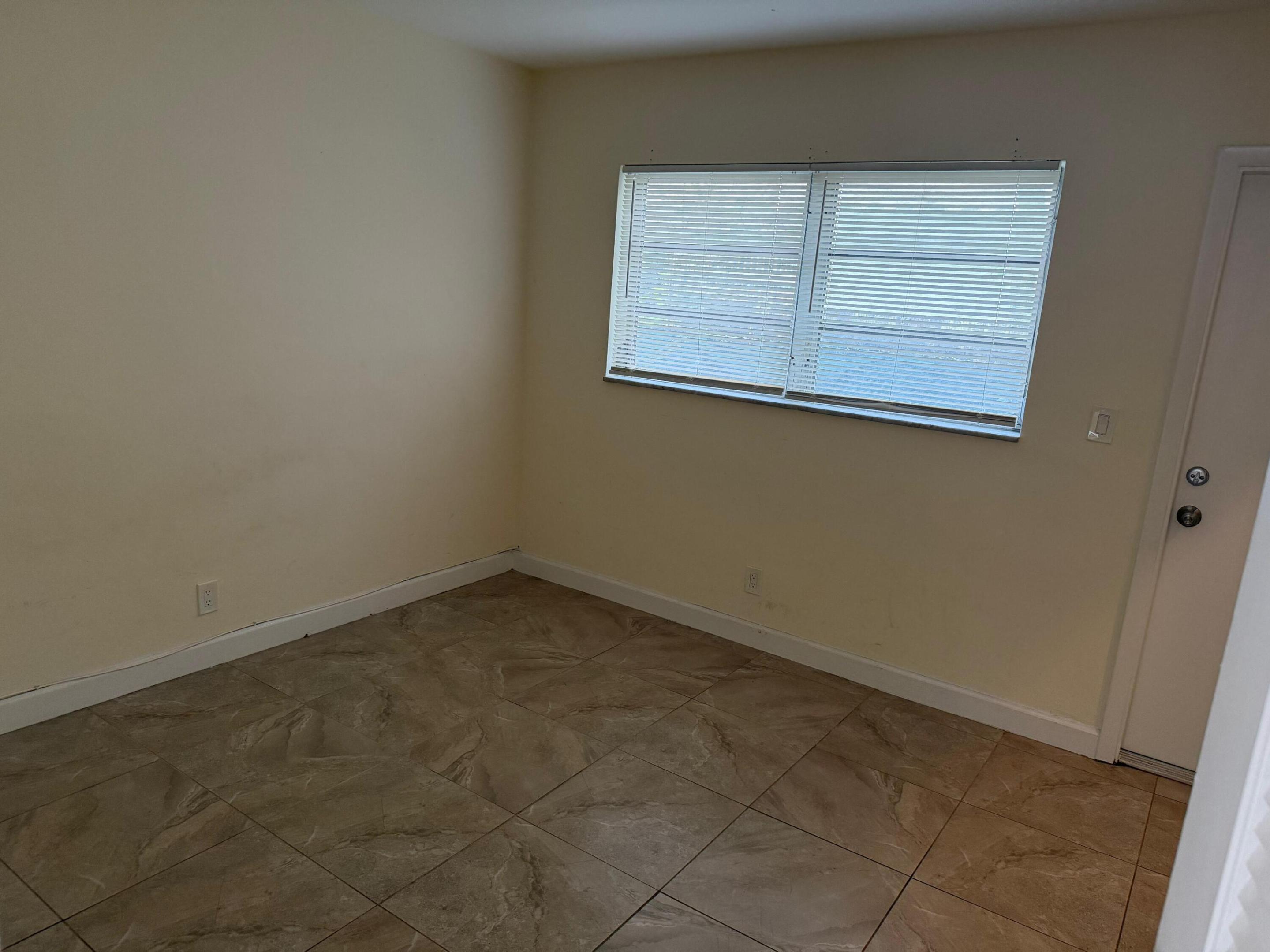 Lauderdale Park 6-33 1/2 - Residential Lease