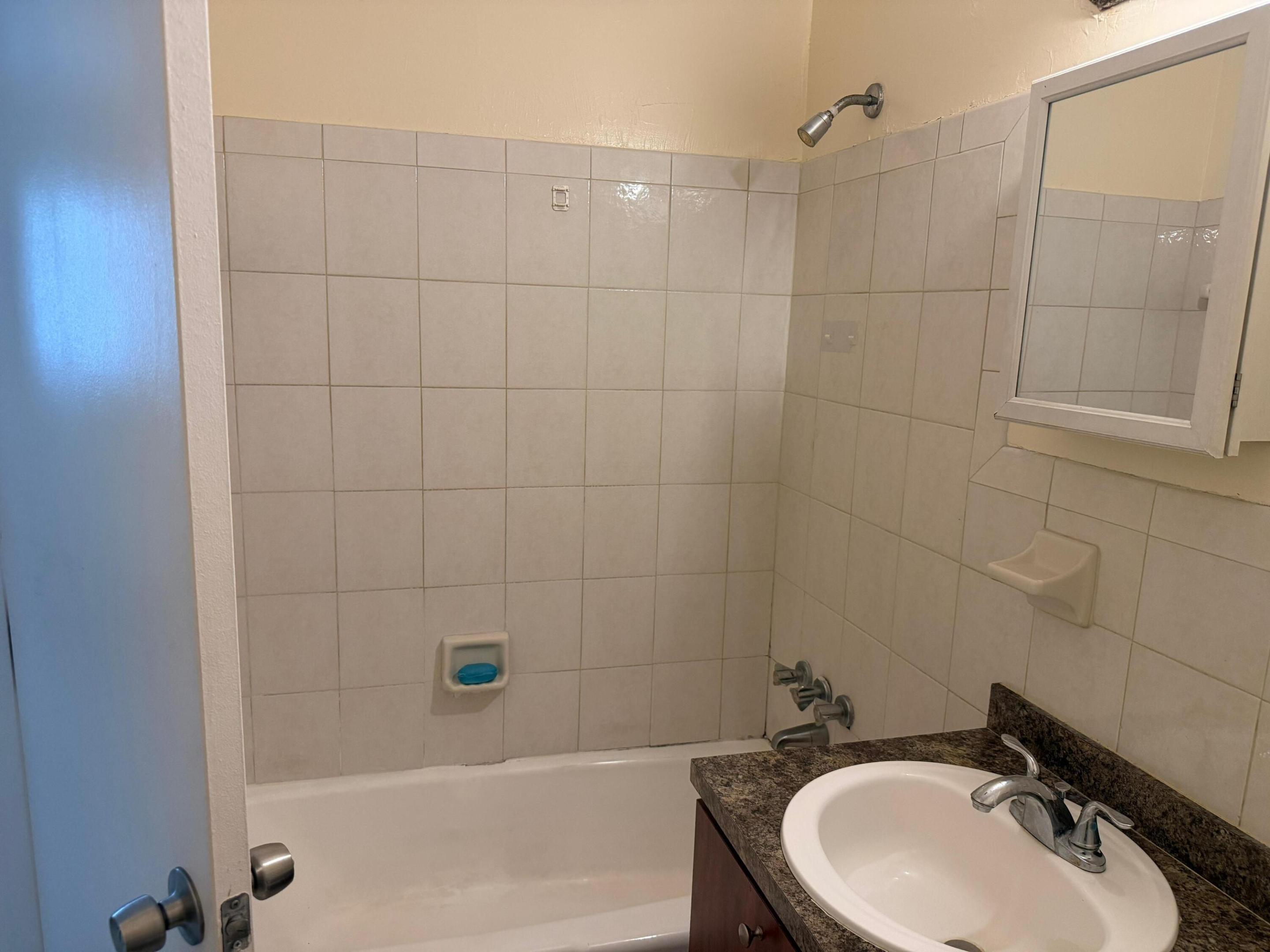 Lauderdale Park 6-33 1/2 - Residential Lease