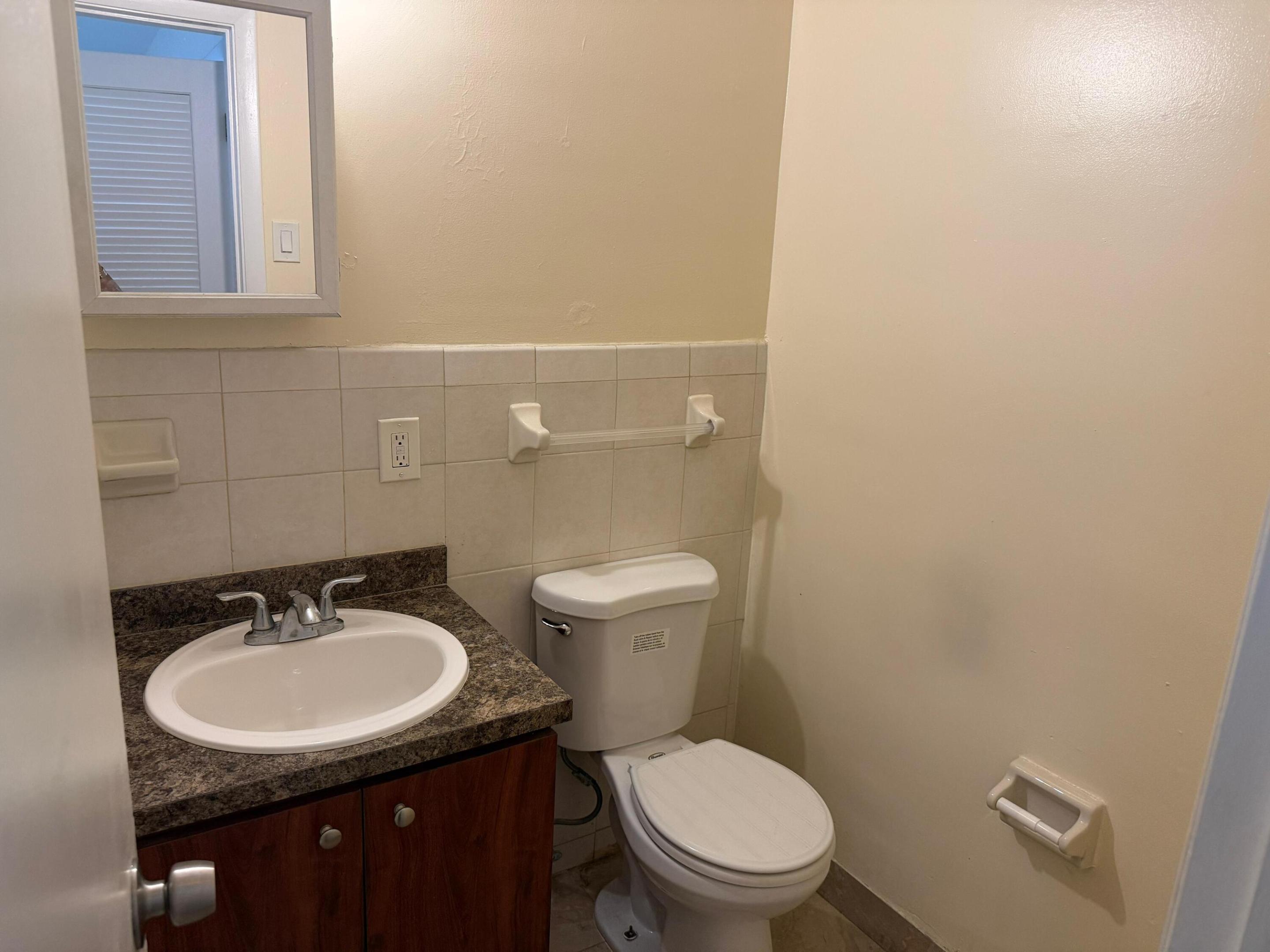 Lauderdale Park 6-33 1/2 - Residential Lease