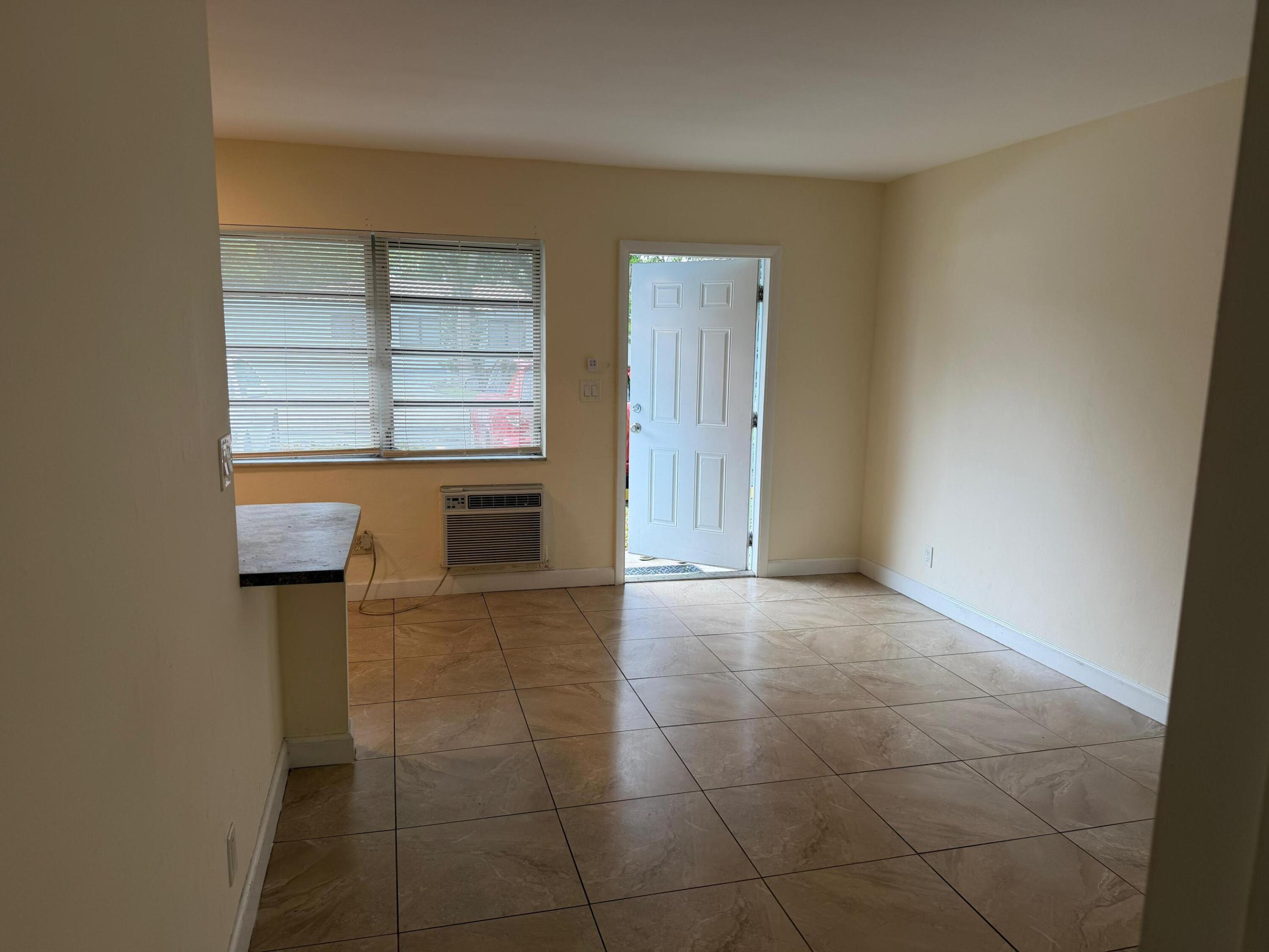 Lauderdale Park 6-33 1/2 - Residential Lease
