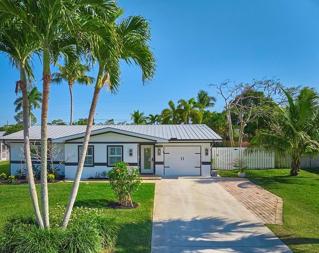 Photo of 4780 SE Bayshore Terrace, Stuart, FL 34997 (MLS # R11104002)