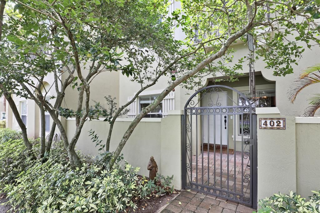 Photo of 402 Lake Monterey Circle Cir, Boynton Beach, FL 33426 (MLS # R10704803)