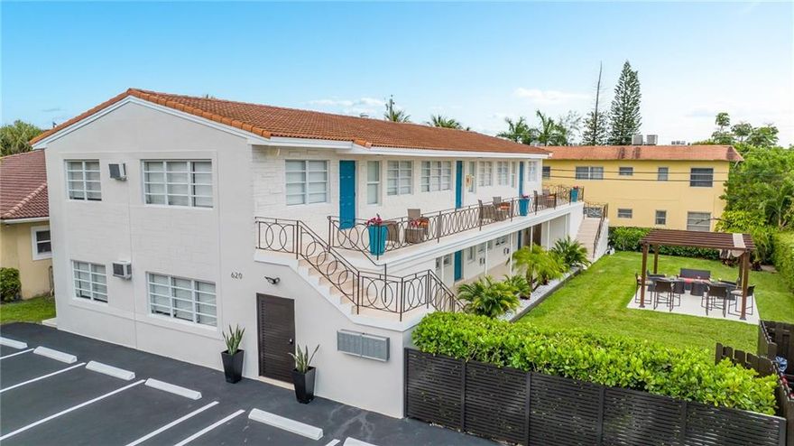 Amazing renovated and furnished studio with beautiful new kitchen and bathroom.  Gleaming Italian porcelain flooring throughout.  Brand new kitchen cabinets, stainless steel appliances and bathroom.  Very quiet street, very private and secluded grounds with beautiful social areas to enjoy your coffee in the mornings and your cocktails in the evenings.  Great Location.  Close to beaches, walking distance to the restaurants and stores of Gulfstream and minutes to all major stores & restaurants of Aventura.