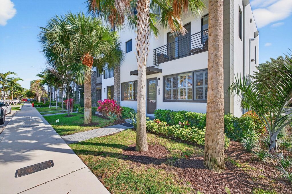 Photo of 410 SE 12th Ct, Fort Lauderdale, FL 33316 (MLS # B26000304)