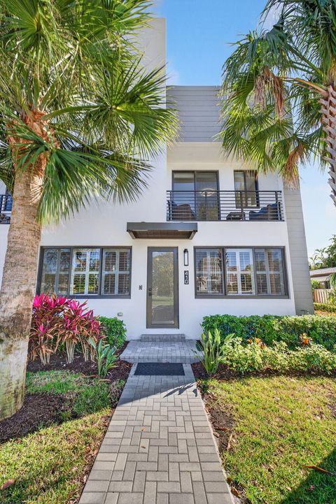 Photo of 410 SE 12th Ct, Fort Lauderdale, FL 33316 (MLS # B26000304)