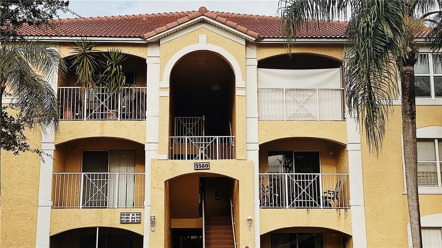 Gated community, tucked away in a very quiet, family friendly, centrally located neighborhood. community offers lots of amenities, Great for joggers or just to enjoy the outdoors. Unit is very well maintained and ready to move-in.