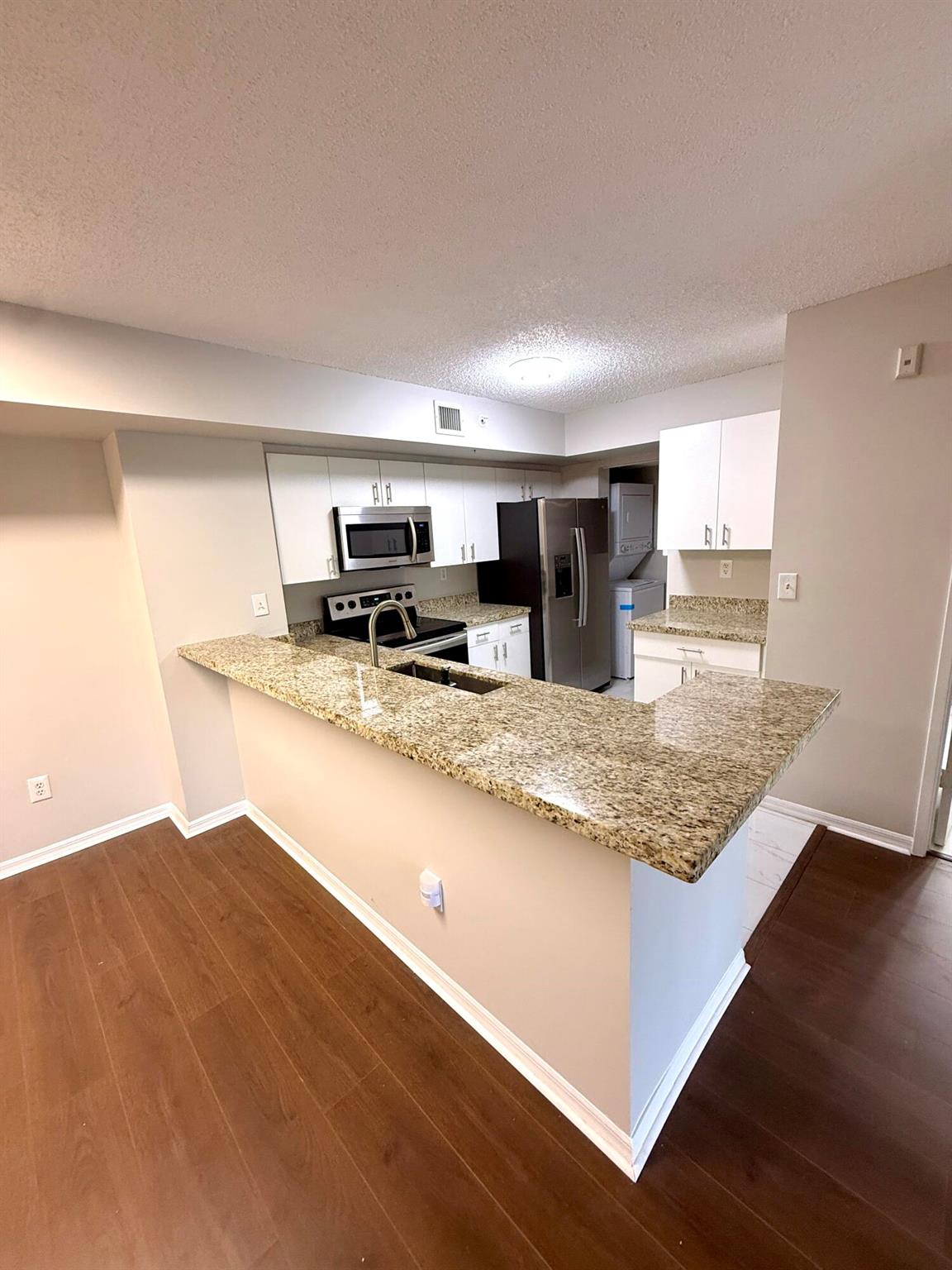 ROYAL GRAND CONDO - Residential Lease