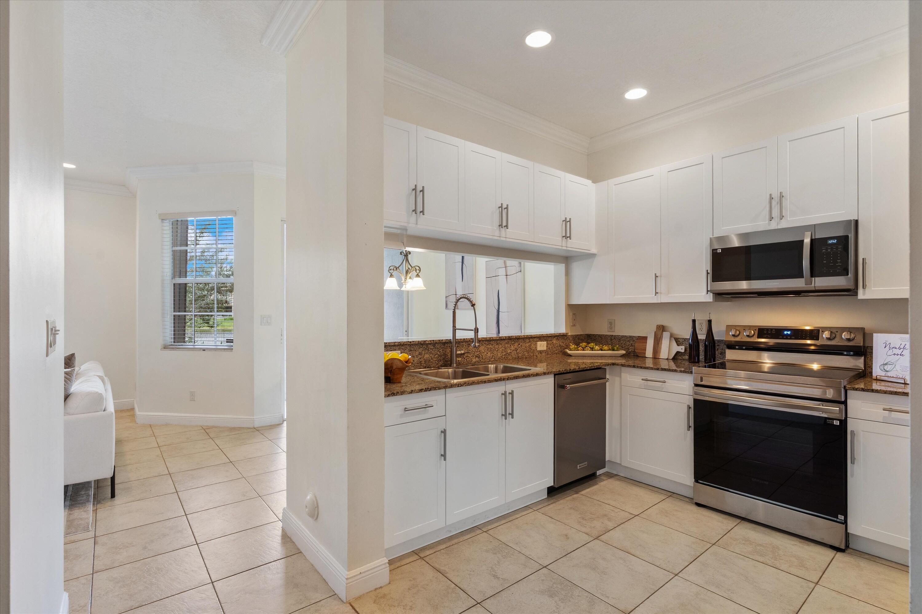 ROLLING HILLS GOLF & TENNIS CLUB - Residential