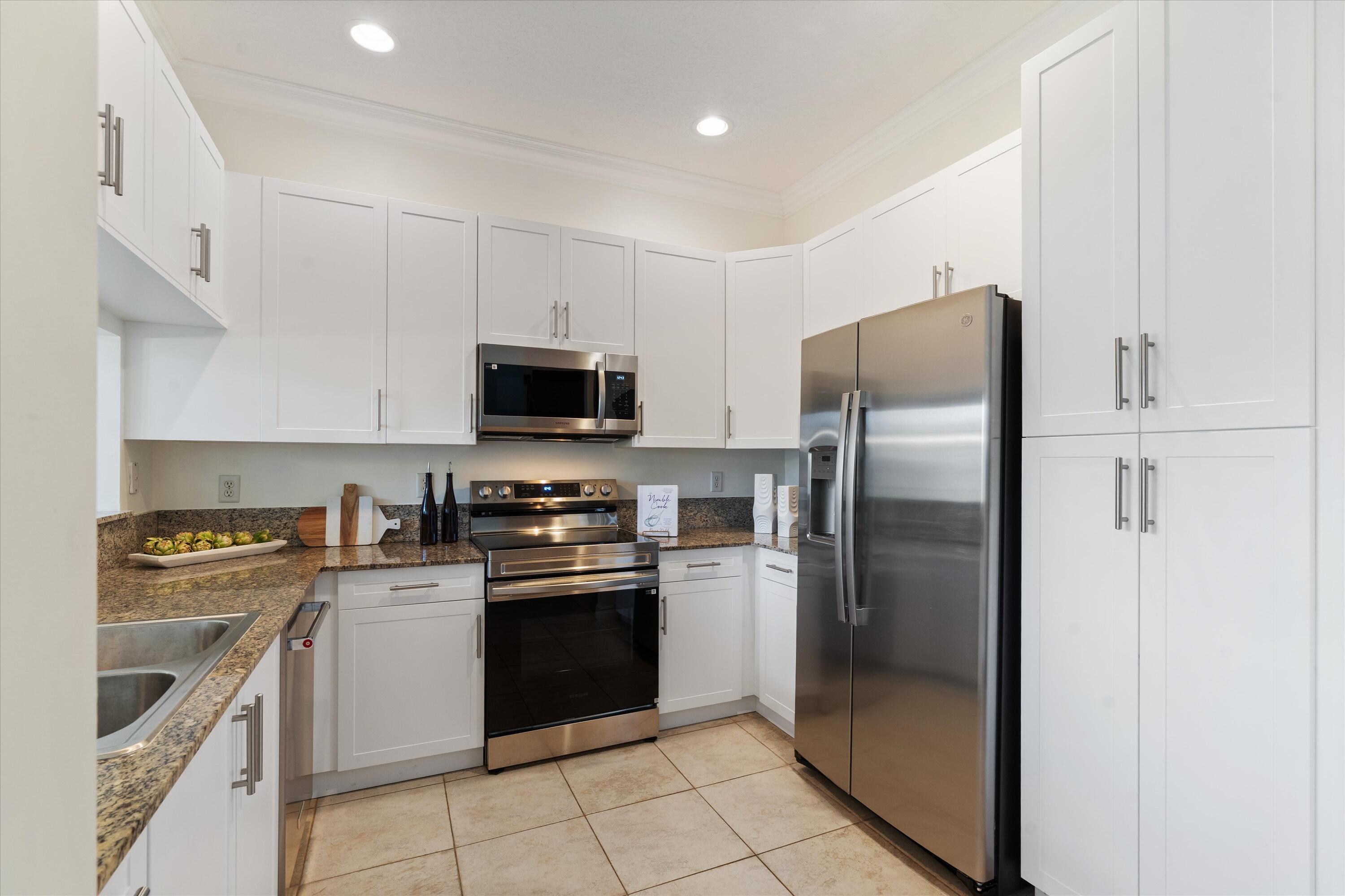 ROLLING HILLS GOLF & TENNIS CLUB - Residential