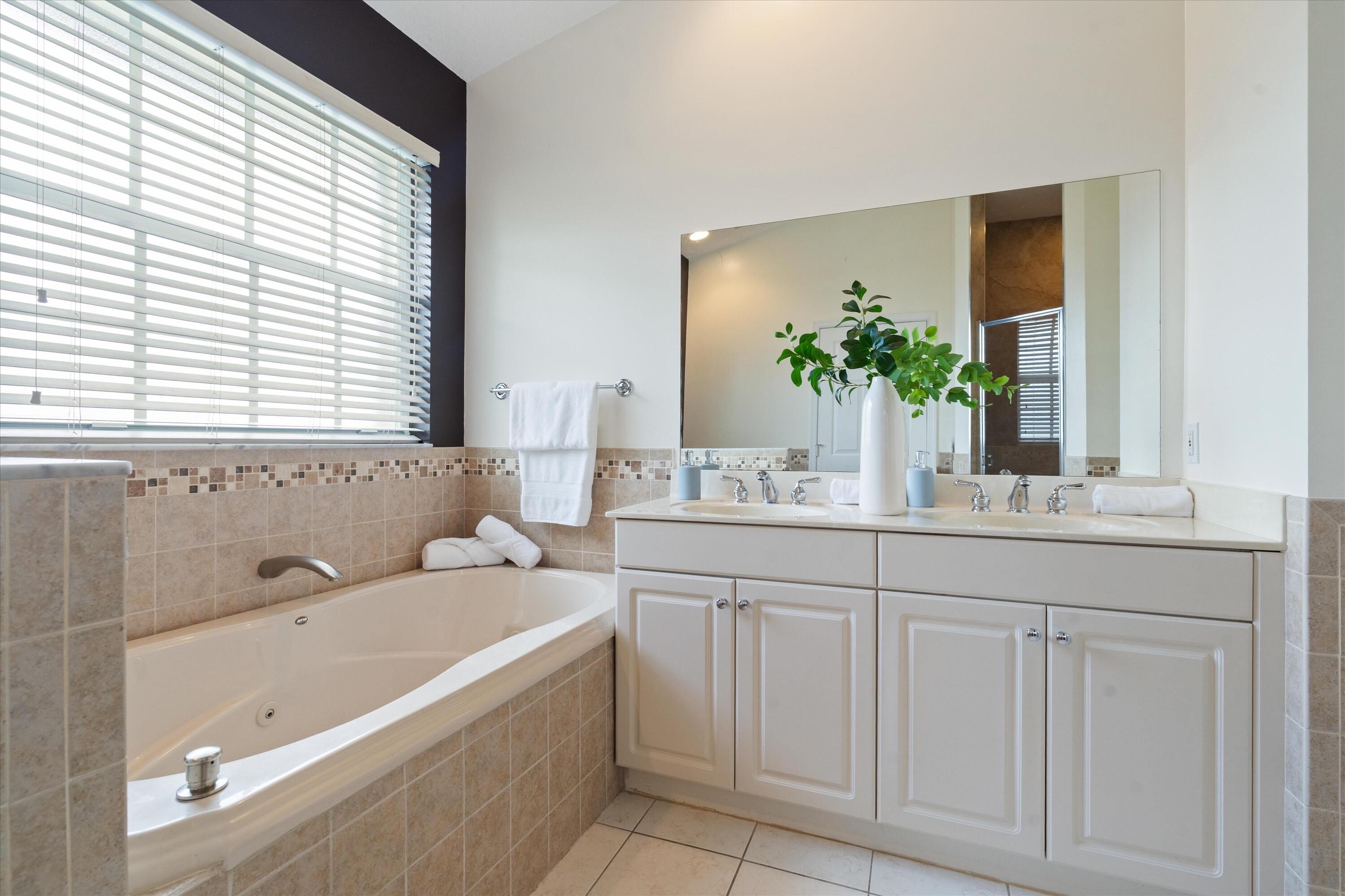 ROLLING HILLS GOLF & TENNIS CLUB - Residential