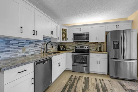 113 1st Way, West Palm Beach, FL MLS: R11081896