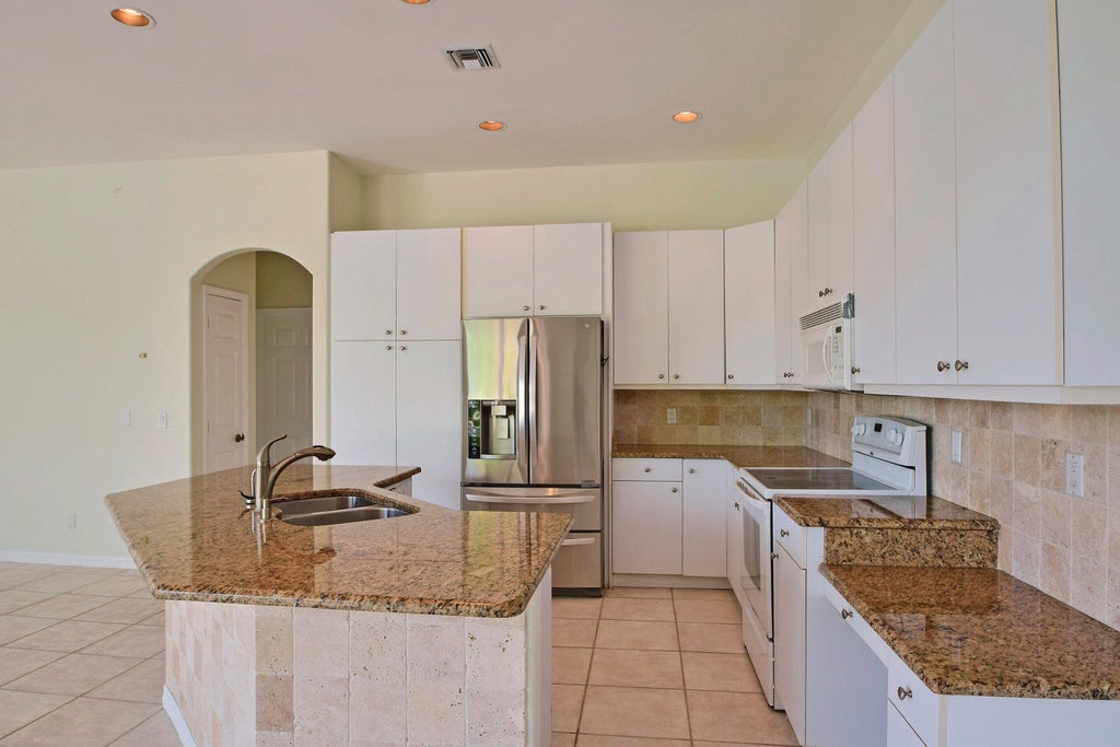Photo of 705 Bahia Mar Road, FL (MLS # B26031525)