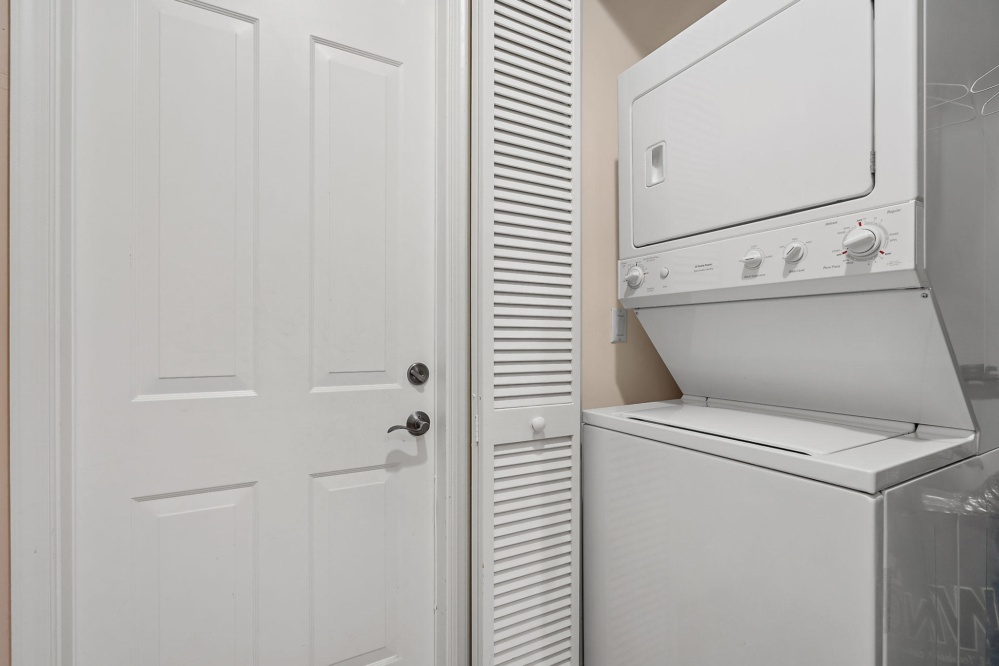 MANSIONS AT EVERGRENE WEST CONDO - Residential Lease