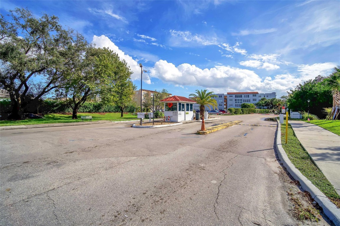 SOMERSET AT LAUDERDALE LA - Residential