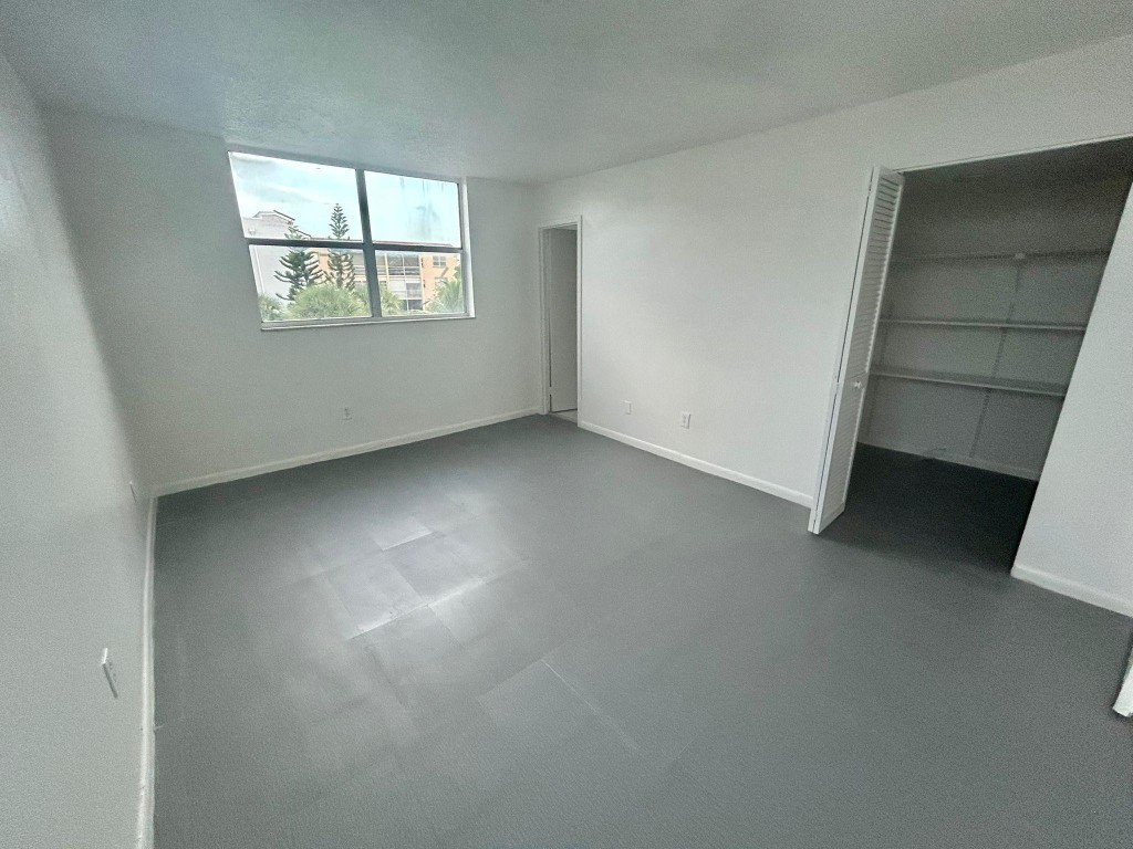 SOMERSET AT LAUDERDALE LA - Residential