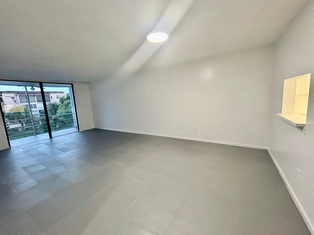 SOMERSET AT LAUDERDALE LA - Residential