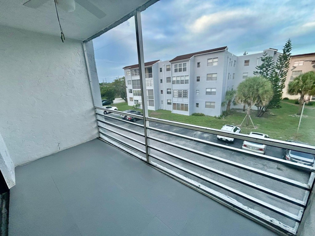 SOMERSET AT LAUDERDALE LA - Residential