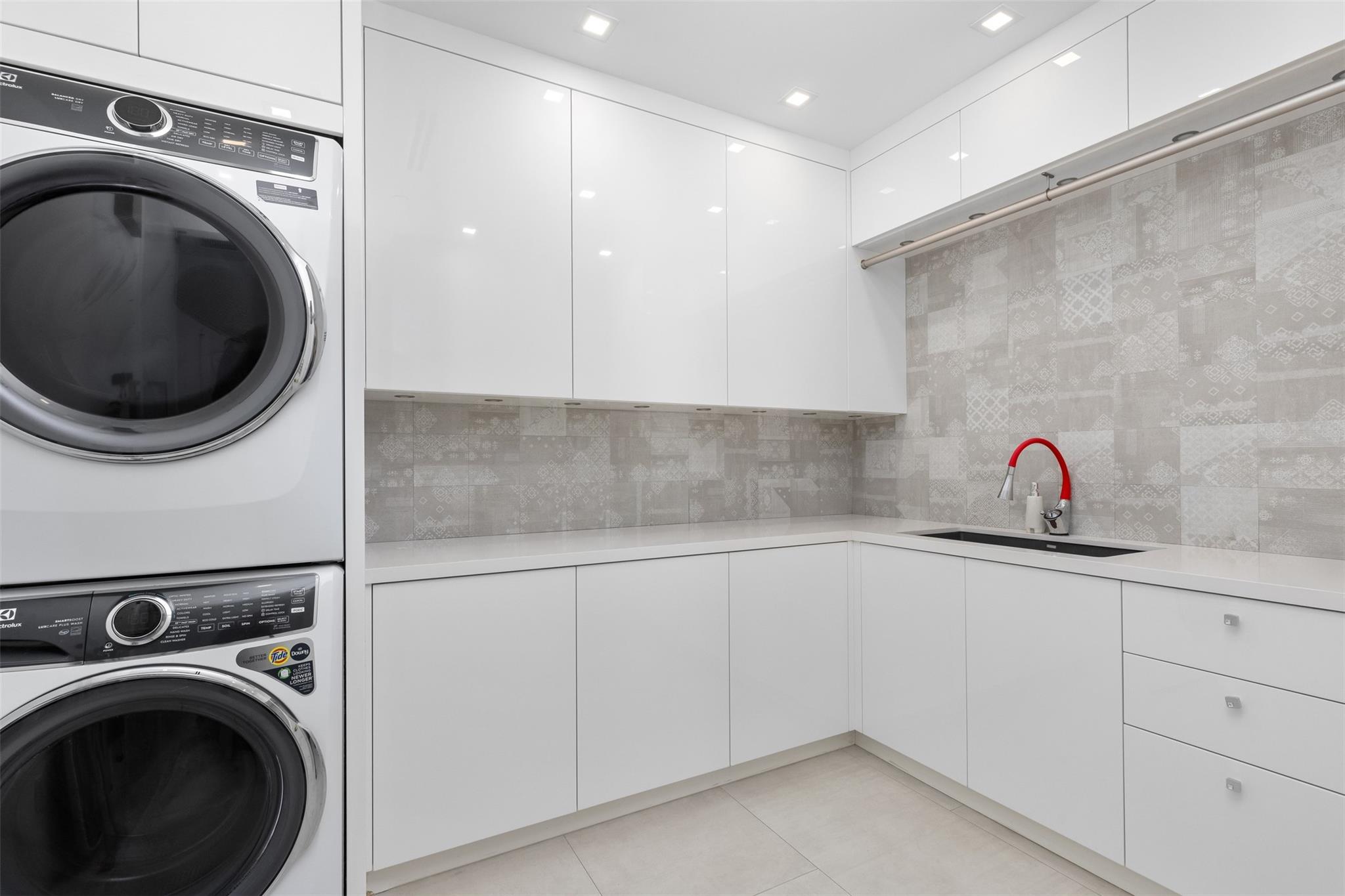 THE PALMS TOWNHOUSES - Residential